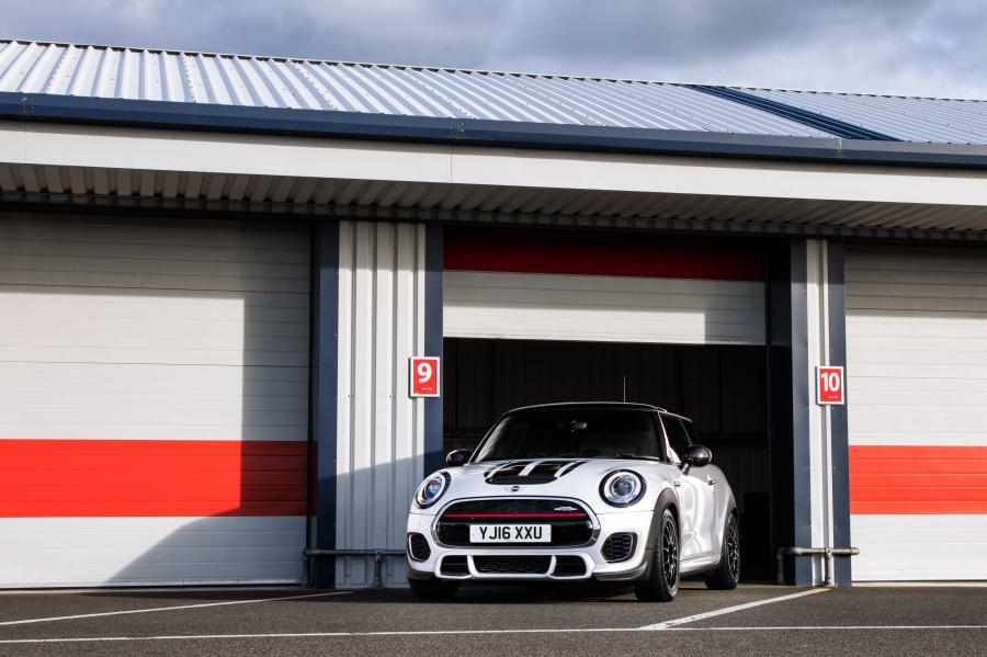  Mini John Cooper Works Challenge Edition 2016 года  (UK) (фото 10 из 18)